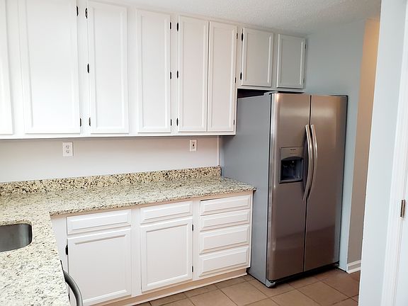4th image of 2126 Valley Oaks Dr SE