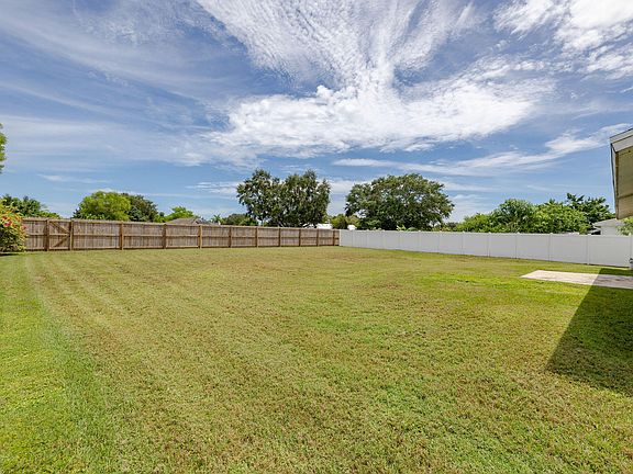 4th image of 1621 SE Cascella Court