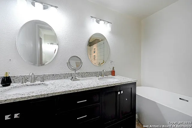 2231 W Woodlawn Ave — Photo 6