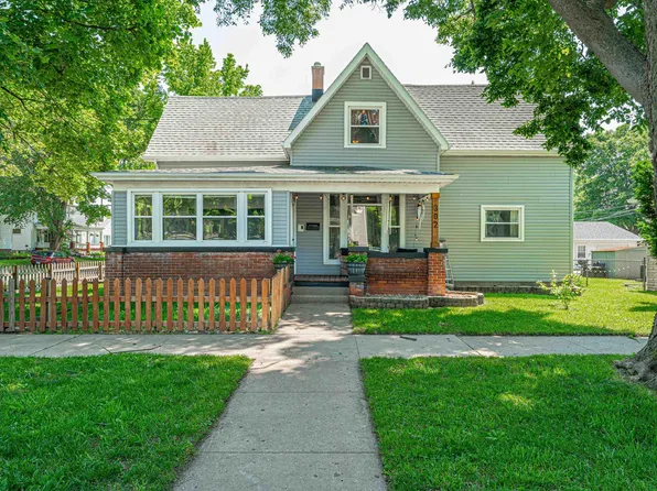 302 S Center St, Clinton, IL 61727