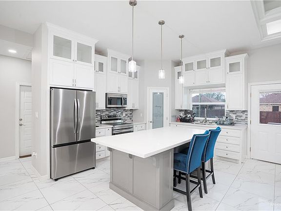 3rd image of 801 Juan Seguin St