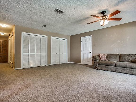 3rd image of 2104 Willow Ln