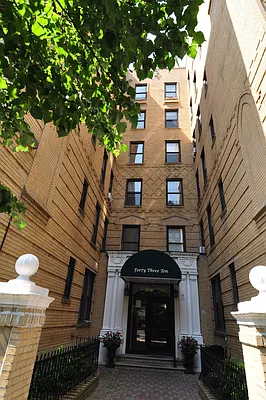 Sold by CENTURY 21 Sunny Gardens Realty, Inc. | media 17