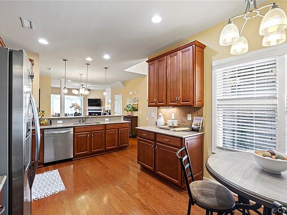 4th image of 822 Fair Port Cir