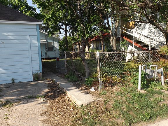 5th image of 3217 Wisconsin St
