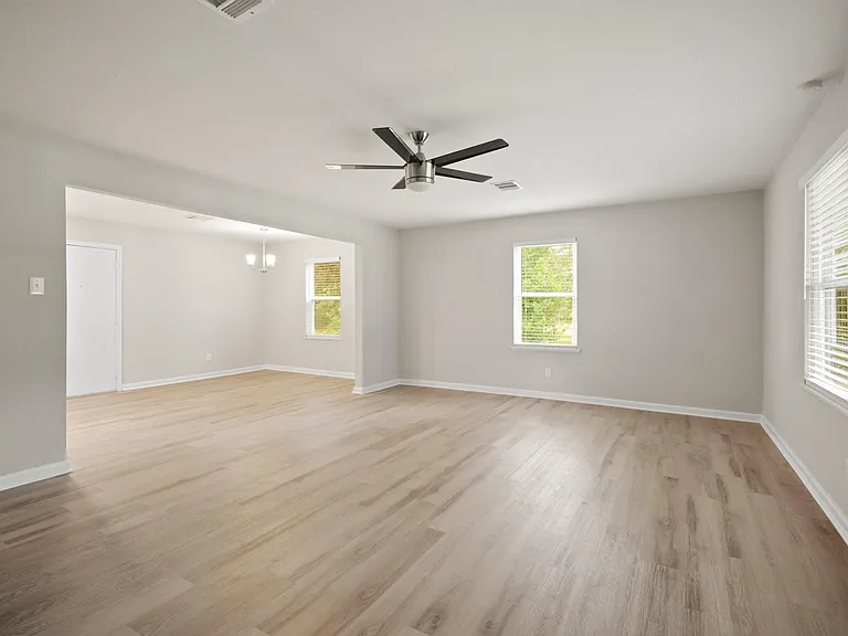 2122 Stadium Dr — Photo 10
