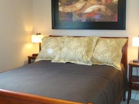 Bedroom w/Queen Bed