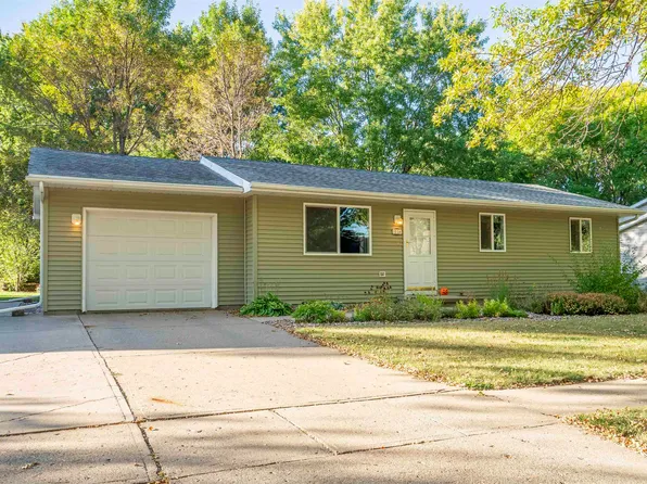 1220 SE Adler Dr, Le Mars, IA 51031