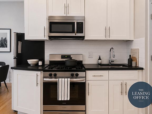 3rd image of 211 W 53rd St APT 4C