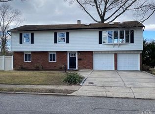210 Irish Ln, Islip Terrace, NY 11752