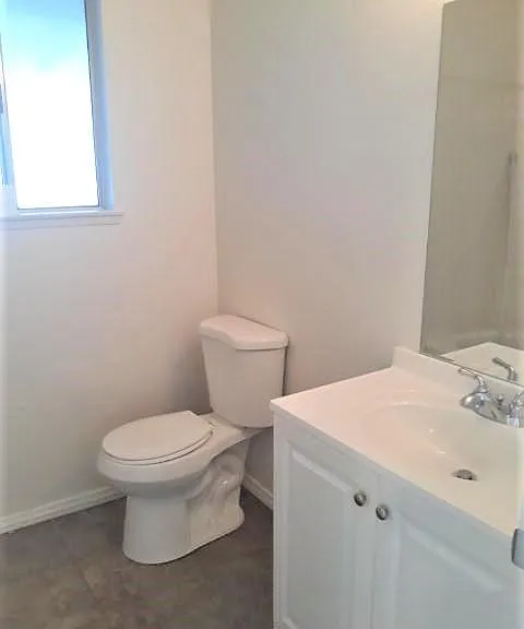 528 E H St — Photo 11