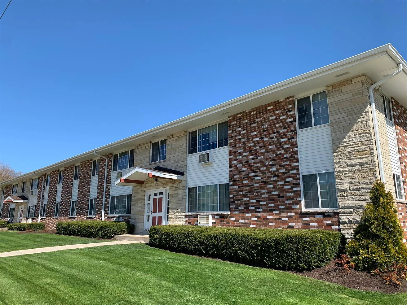 West Beloit Road Apartments — Photo 1