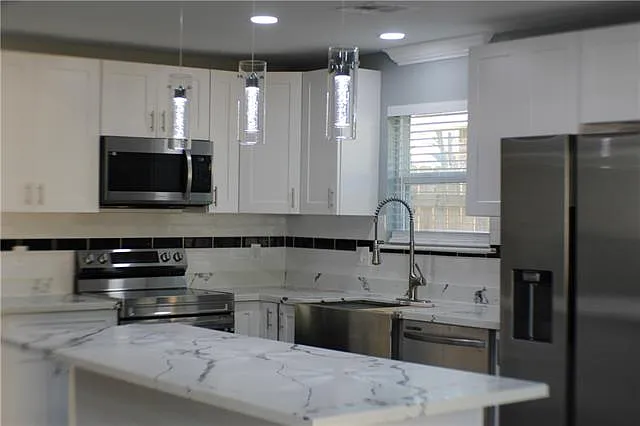 4 bed, 3.0 bath, 1852 sqft, $1,800 — Photo 3