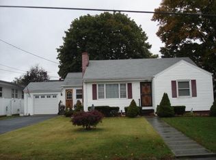 14 Iroquois Dr, Warwick, RI 02888