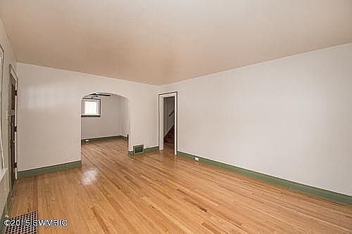 4th image of 133 E 19th St