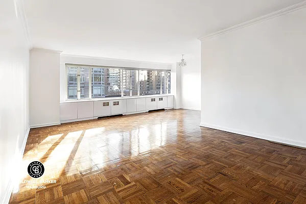 Rented by Coldwell Banker Warburg | media 12