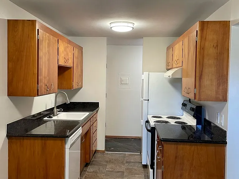 Lewison Place Apartments — Photo 13