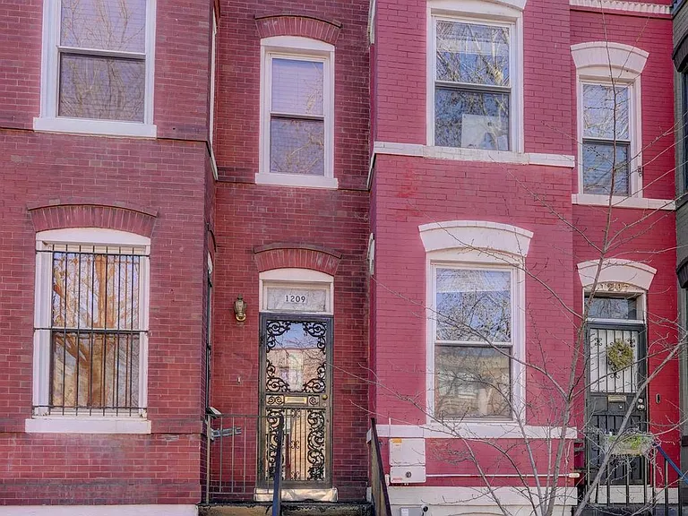 1209 I St SE — Photo 3