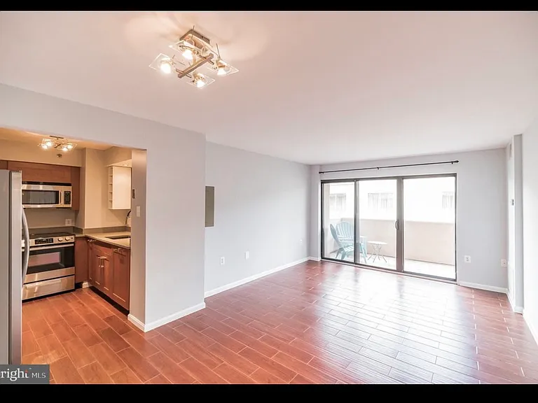 1301 N Courthouse Rd #1009 — Photo 1