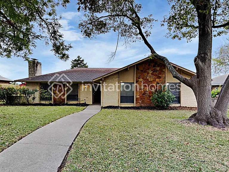 427 Newcastle Dr — Photo 1