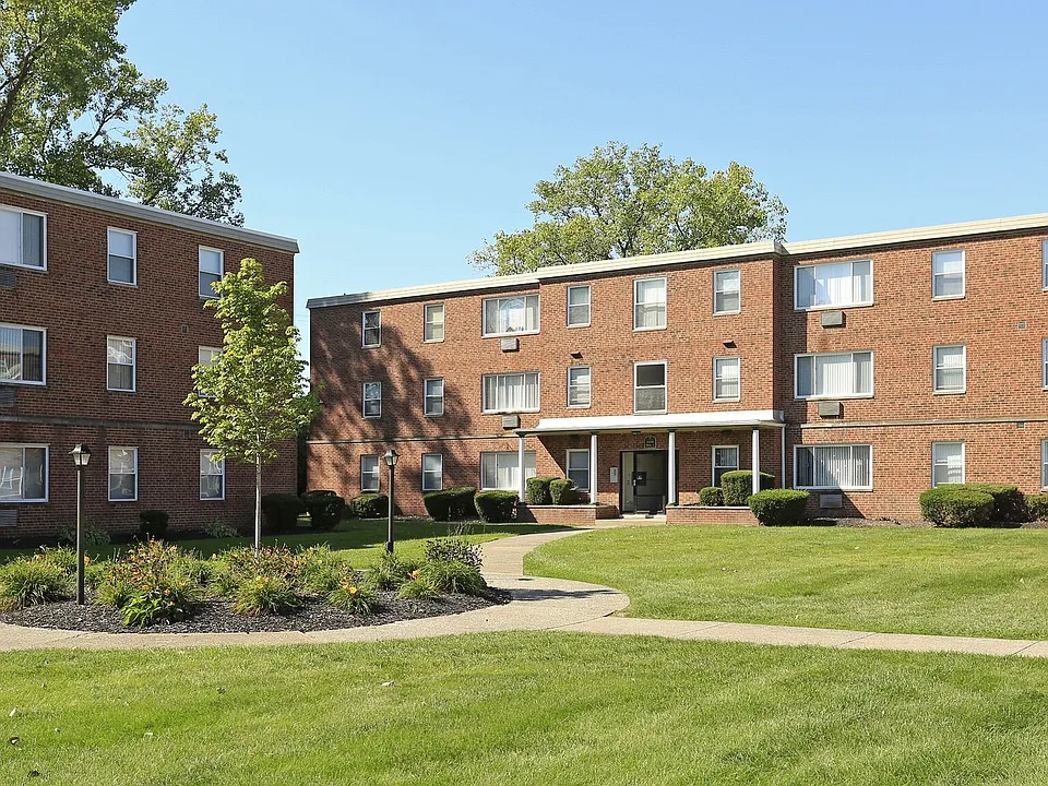 Ellacott Parkway Apartments