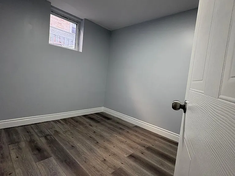 100 Masterson Cres #LOWER — Photo 8