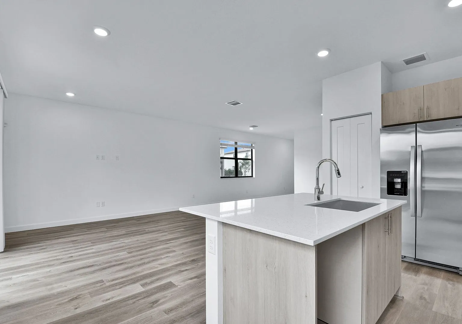 712 Del Vista Rd — Photo 4