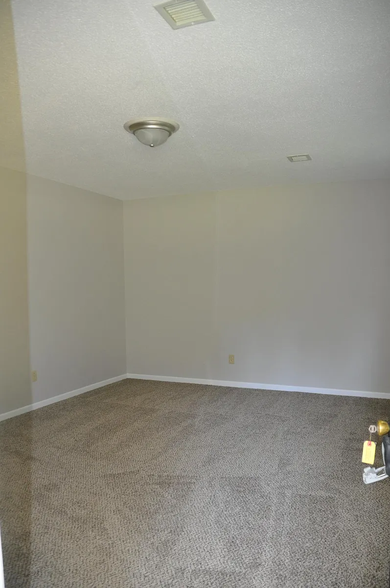 Building Photo - 2031 Pineview Dr