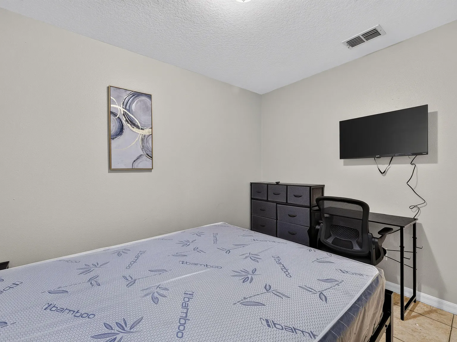 4 bed, 4.0 bath, 100 sqft, $862 — Photo 4
