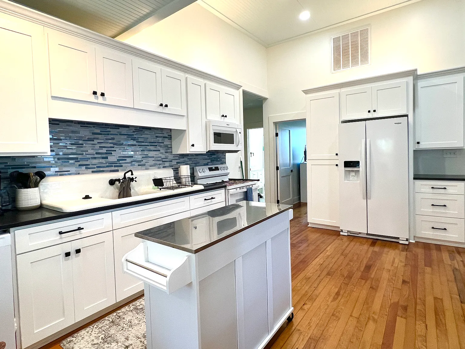 3 bed, 1300 sqft, $3,000 — Photo 4