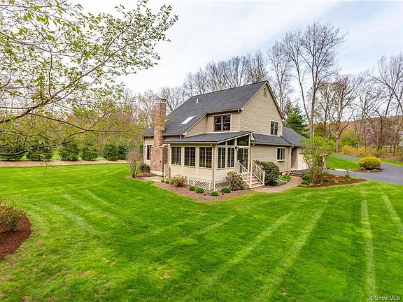 4th image of 32 Country Club Ln