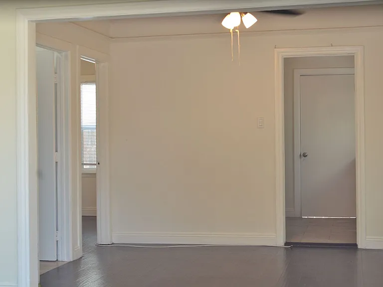 1190 N Kingsley Dr — Photo 2
