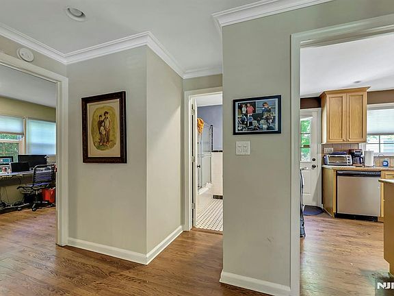4th image of 19 Harsen Rd