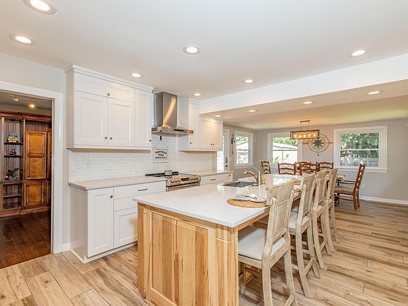 4th image of 10 Carroll Dr