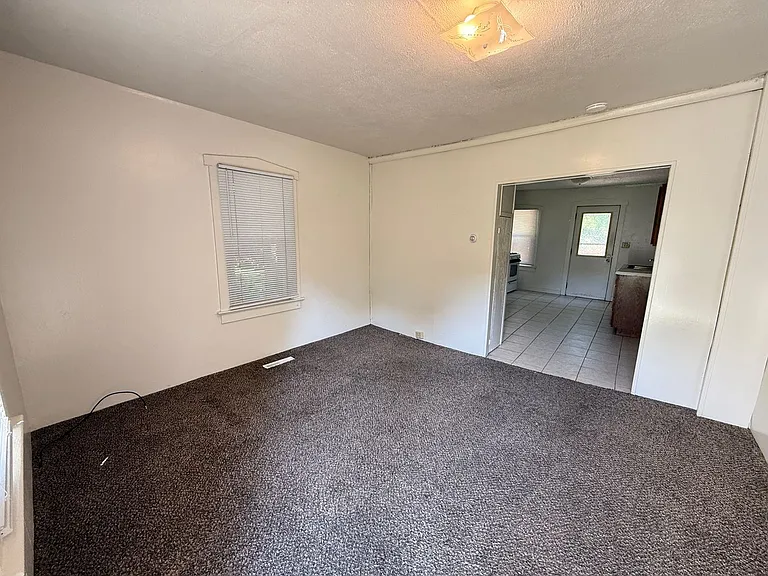 906 Helena Ave — Photo 5