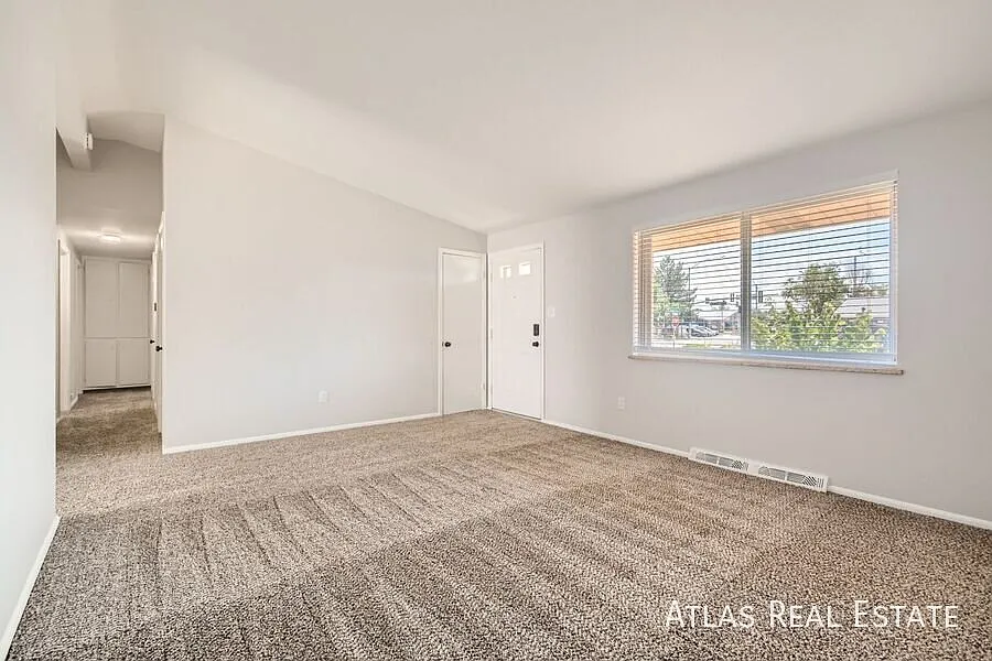 2 Weeks Free Rent & Free 55" Tv If Moved In By 9/15! Spacious 3bd/2ba Aurora Home With A/C And 3-... — Photo 3