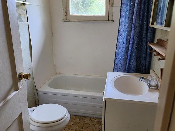4th image of 59213 Lambert St