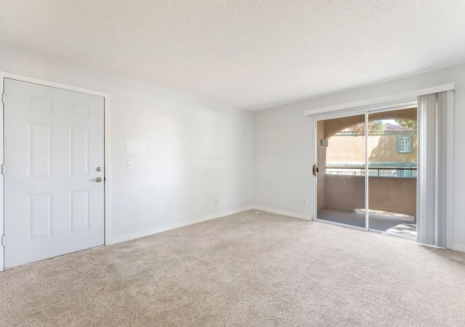 Upgraded Condo With Modern Touches & Prime Location! — Photo 3