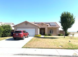 818 New Zealand Dr, Bakersfield, CA
