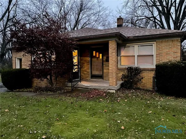 5 Santus Dr, Rossford, OH 43460