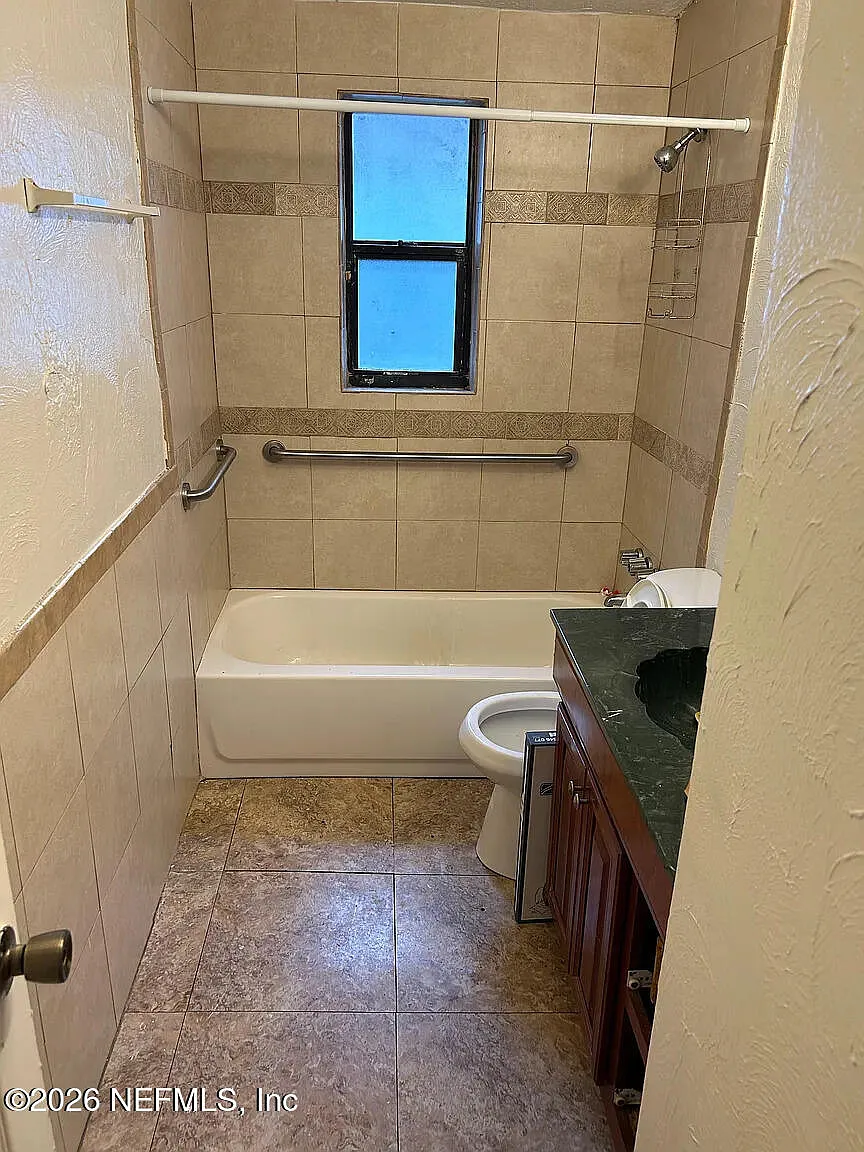 1 bed, 1.0 bath, 300 sqft, $845 — Photo 2
