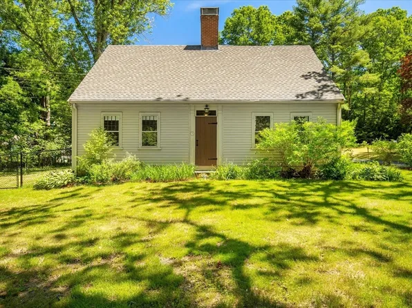 15 Carver St, Halifax, MA 02338