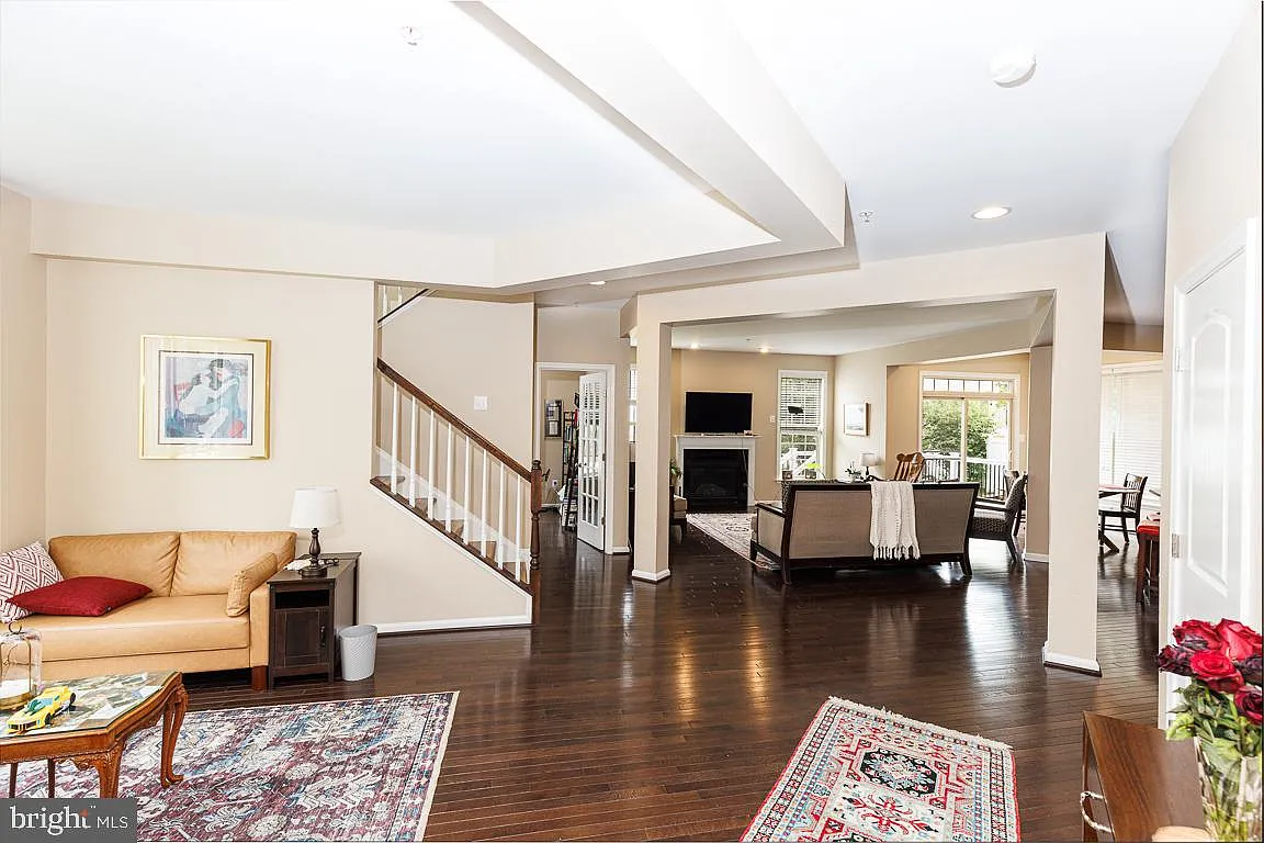 5 bed, 4.5 bath, 4466 sqft, $5,000 — Photo 4