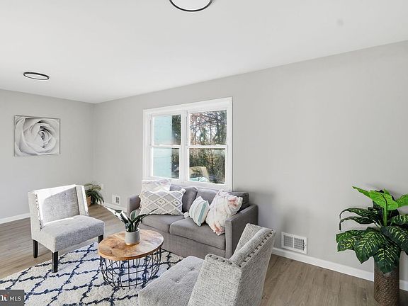 4th image of 33 Bristol Ct