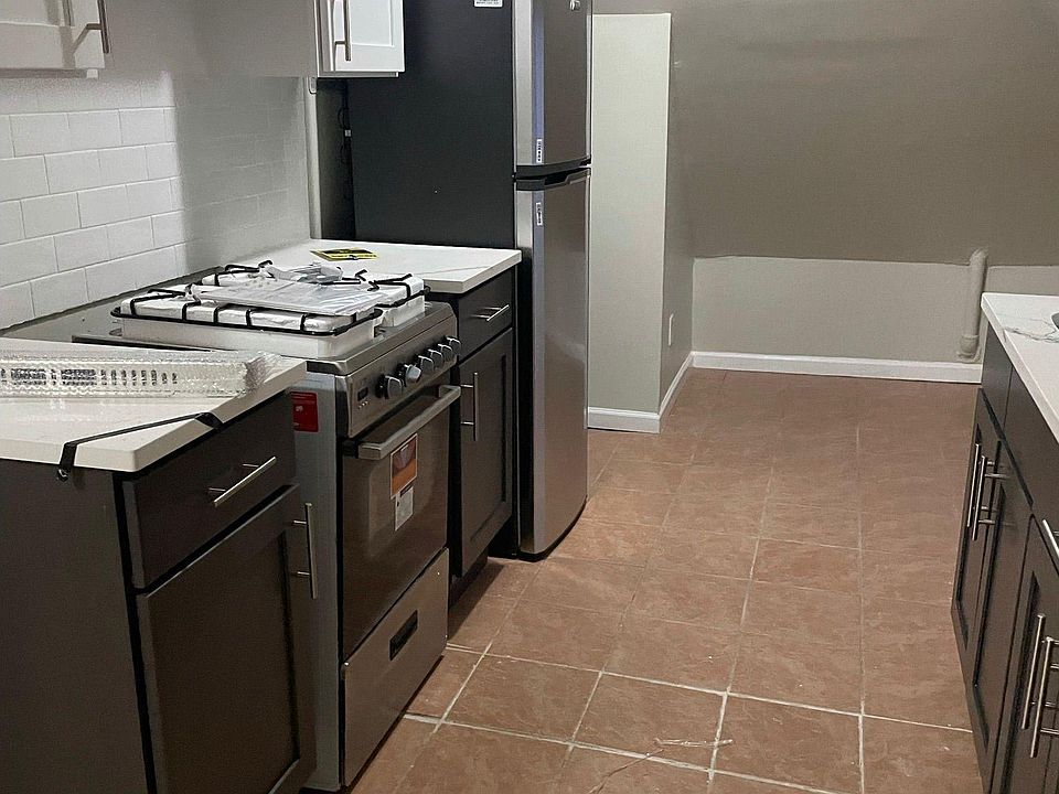 1st image of 16 Isabella Ave Floor 3