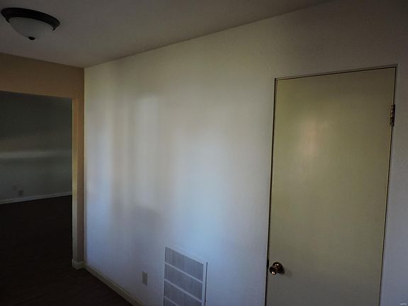2nd image of 1010 Meadow Dr