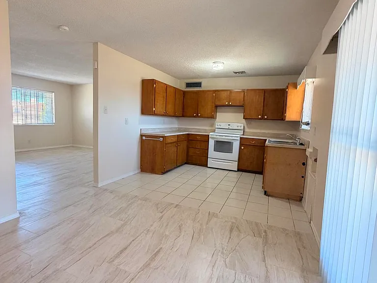 5726 Waycross Ave — Photo 7