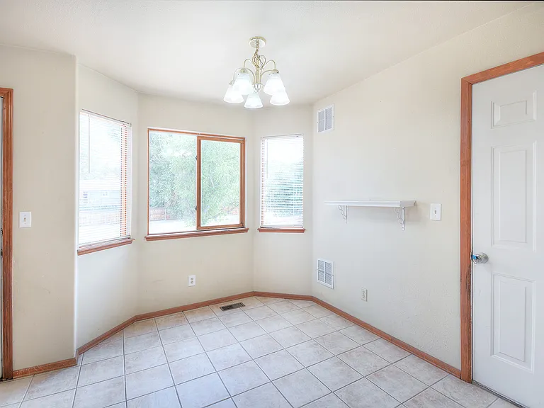 2540 Lyncrest Dr — Photo 6