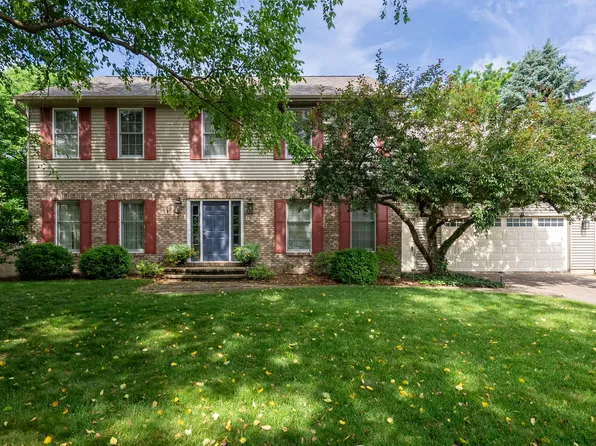 1926 Ashford Rd, Bettendorf, IA 52722