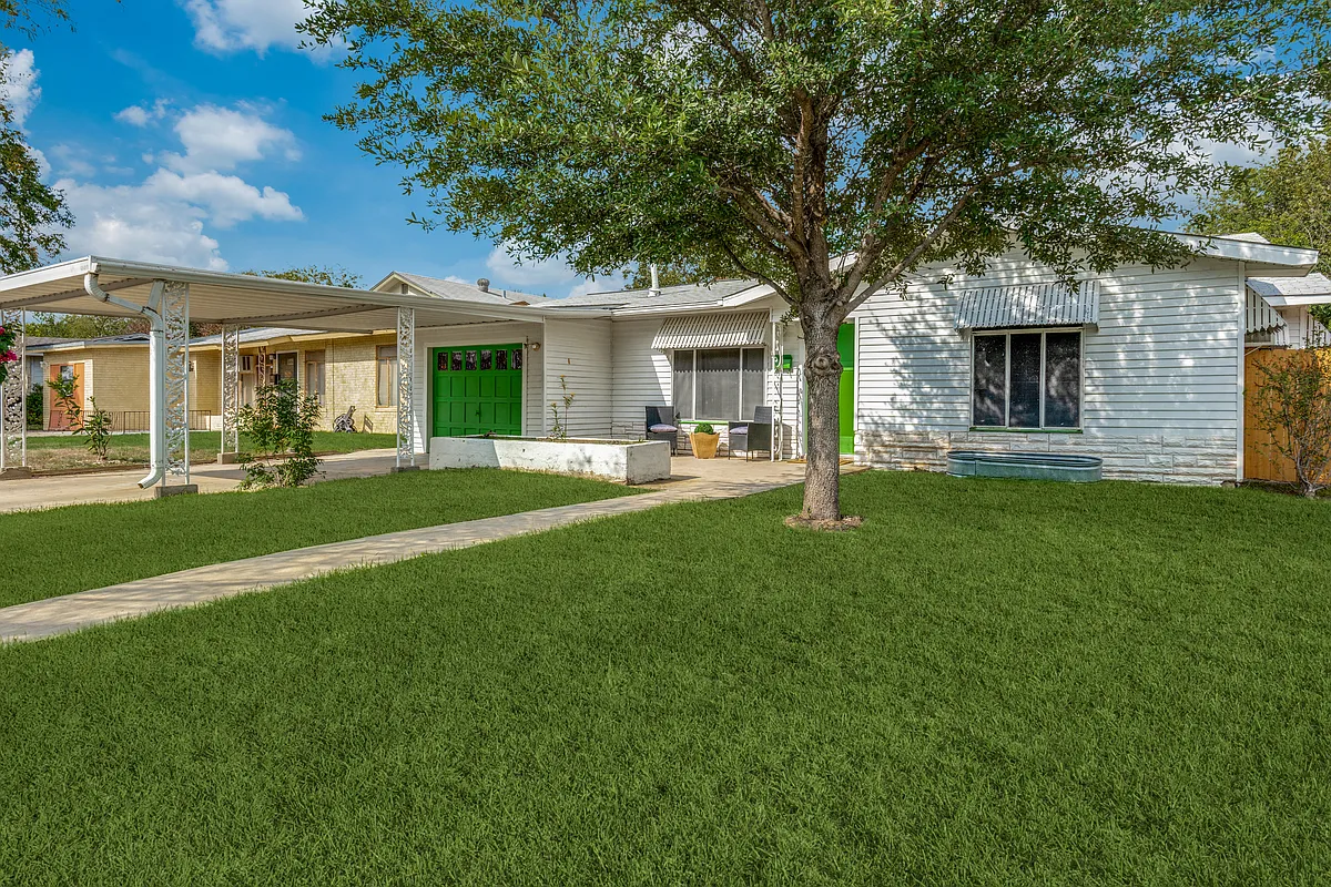 Photo 1 of 12 - 339 Edgebrook Ln - San Antonio, TX Primary Photo - 339 Edgebrook Ln